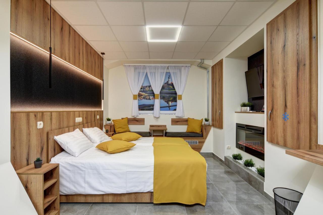 Riverside Inn - dunaparti álom Győr Esterno foto